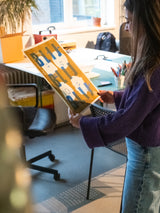Kinderkamer sfeerbeeld – BLIJ BLIJ BLIJ kinderposter in hand